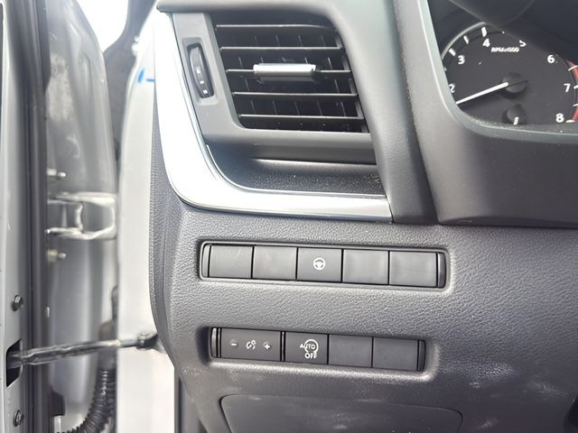 Nissan Rogue Vehicle Full-screen Gallery Image 15