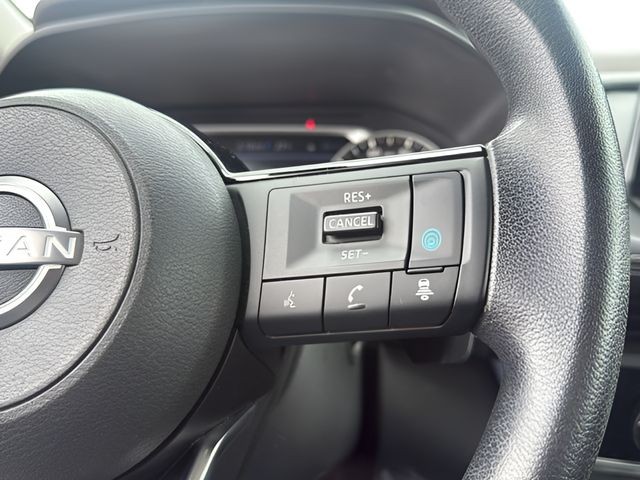 Nissan Rogue Vehicle Full-screen Gallery Image 16