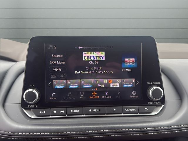 Nissan Rogue Vehicle Full-screen Gallery Image 19