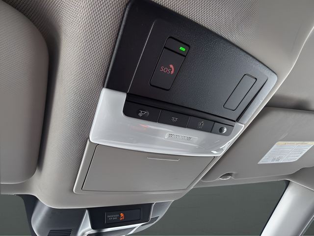 Nissan Rogue Vehicle Full-screen Gallery Image 21