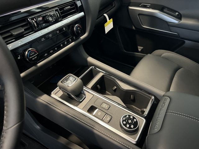 Nissan Pathfinder Vehicle Full-screen Gallery Image 7