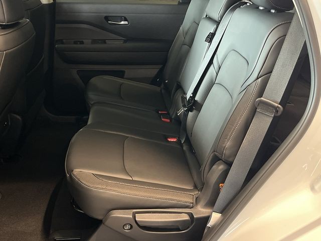 Nissan Pathfinder Vehicle Full-screen Gallery Image 16