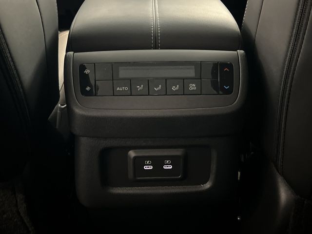 Nissan Pathfinder Vehicle Full-screen Gallery Image 17