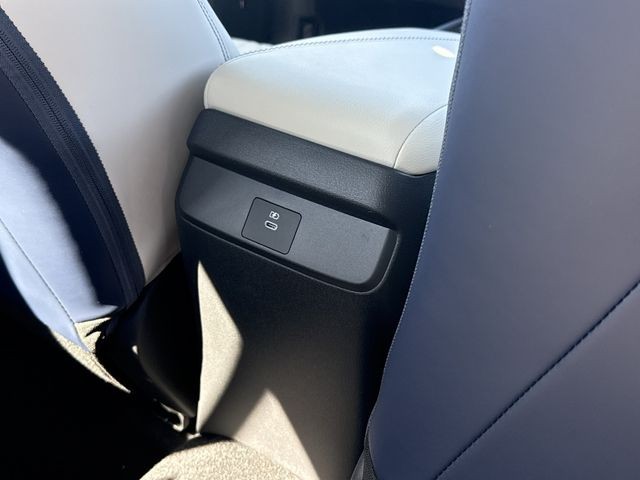 Nissan Sentra Vehicle Full-screen Gallery Image 17