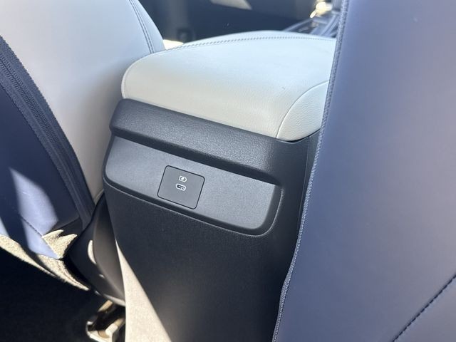 Nissan Sentra Vehicle Full-screen Gallery Image 17