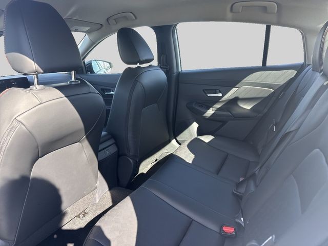 Nissan Sentra Vehicle Full-screen Gallery Image 15