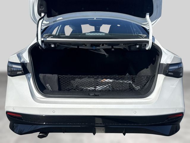Nissan Sentra Vehicle Full-screen Gallery Image 18