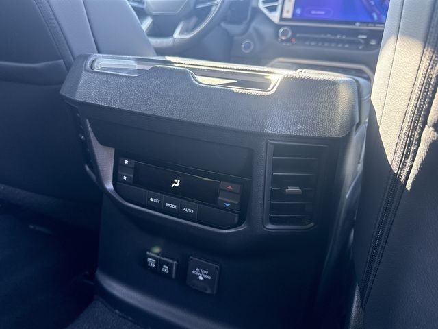 Toyota Sequoia Vehicle Full-screen Gallery Image 17