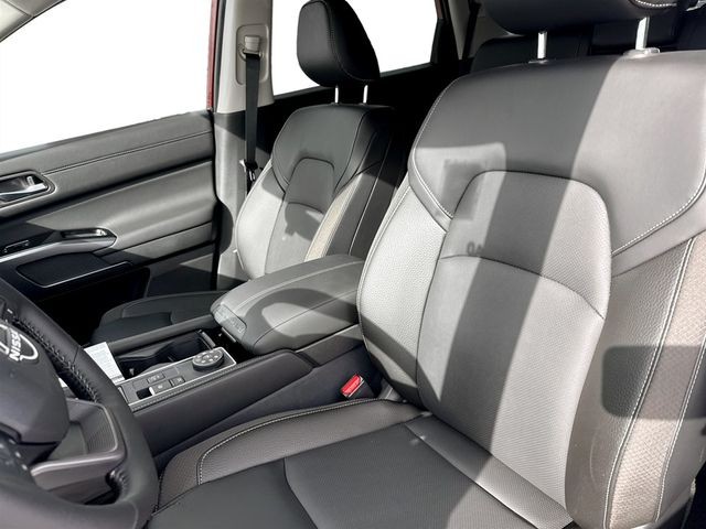 Nissan Pathfinder Vehicle Full-screen Gallery Image 14