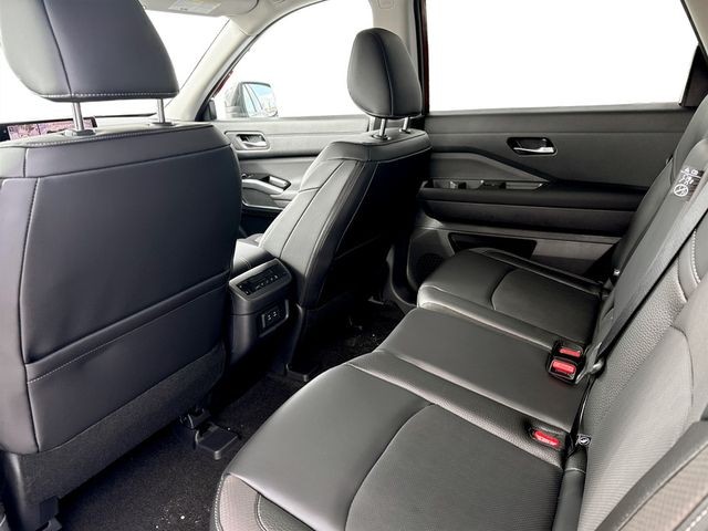 Nissan Pathfinder Vehicle Full-screen Gallery Image 16