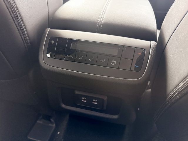 Nissan Pathfinder Vehicle Full-screen Gallery Image 17