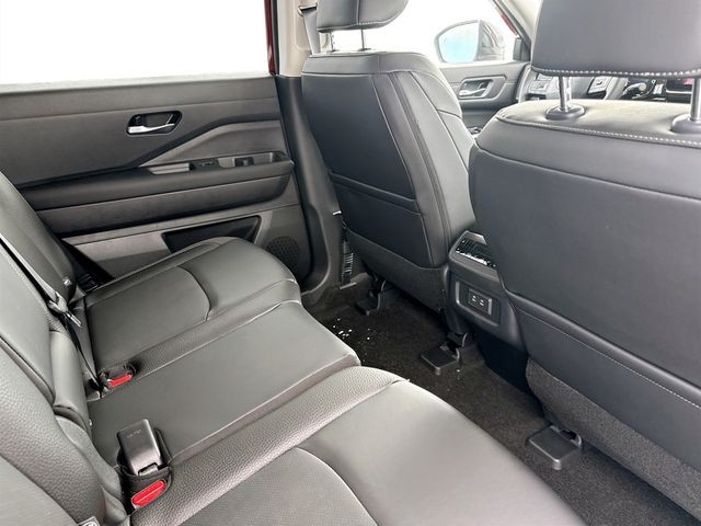 Nissan Pathfinder Vehicle Full-screen Gallery Image 18