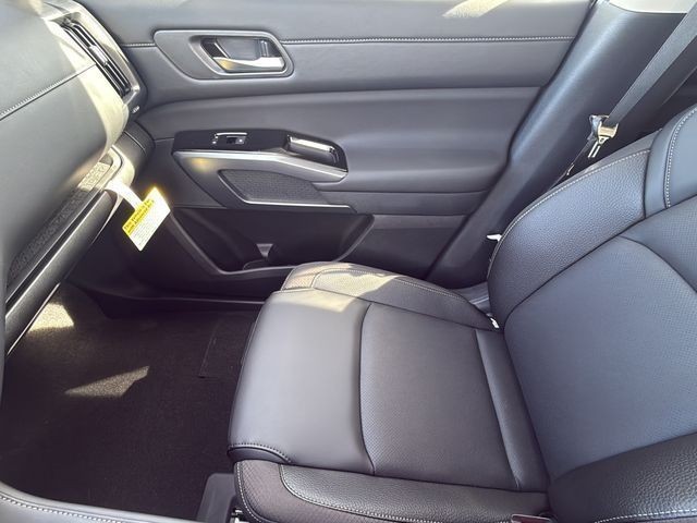 Nissan Pathfinder Vehicle Full-screen Gallery Image 25