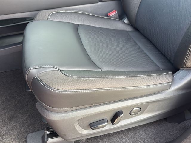 Nissan Pathfinder Vehicle Full-screen Gallery Image 28