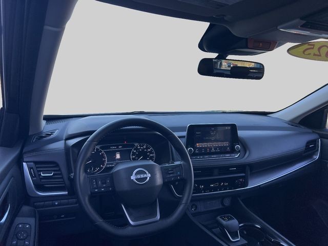 Nissan Rogue Vehicle Full-screen Gallery Image 6