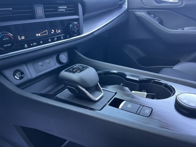 Nissan Rogue Vehicle Full-screen Gallery Image 7