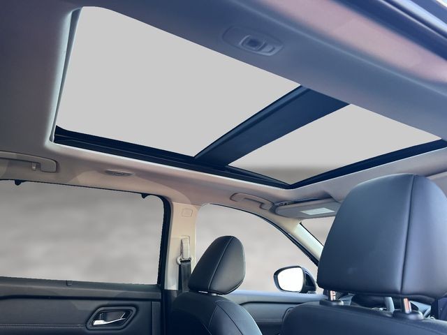 Nissan Rogue Vehicle Full-screen Gallery Image 15