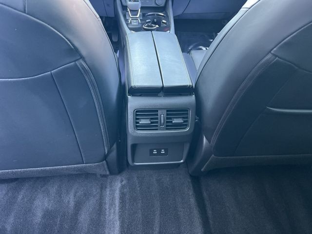 Nissan Rogue Vehicle Full-screen Gallery Image 17