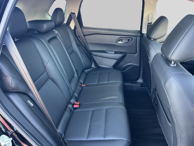Nissan Rogue Vehicle Full-screen Gallery Image 18