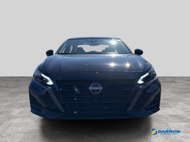 Nissan Altima Vehicle Full-screen Gallery Image 2