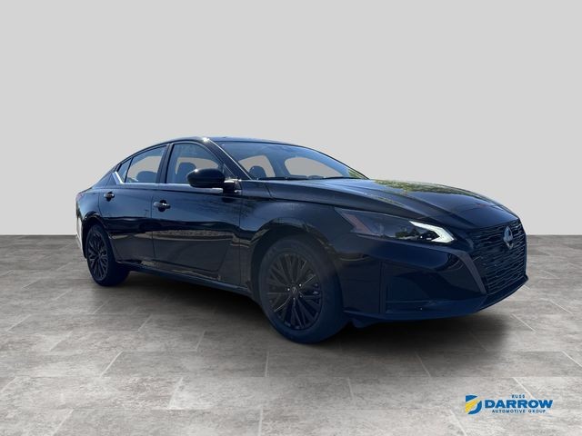 Nissan Altima Vehicle Full-screen Gallery Image 3