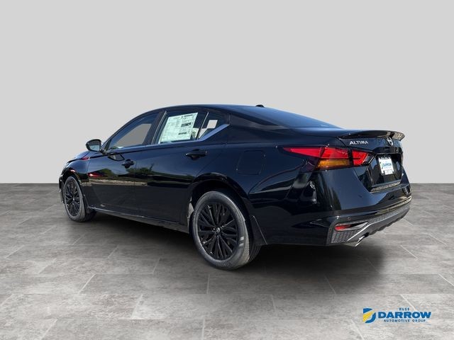 Nissan Altima Vehicle Full-screen Gallery Image 5