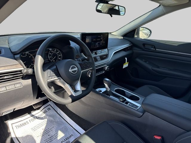 Nissan Altima Vehicle Full-screen Gallery Image 6