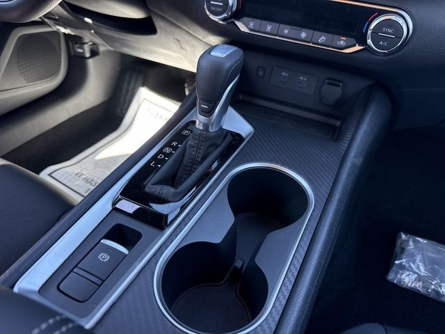 Nissan Altima Vehicle Full-screen Gallery Image 7