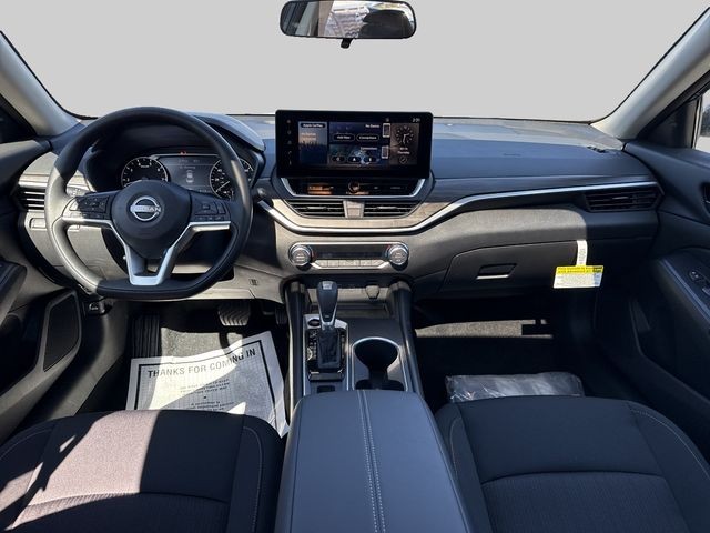Nissan Altima Vehicle Full-screen Gallery Image 8