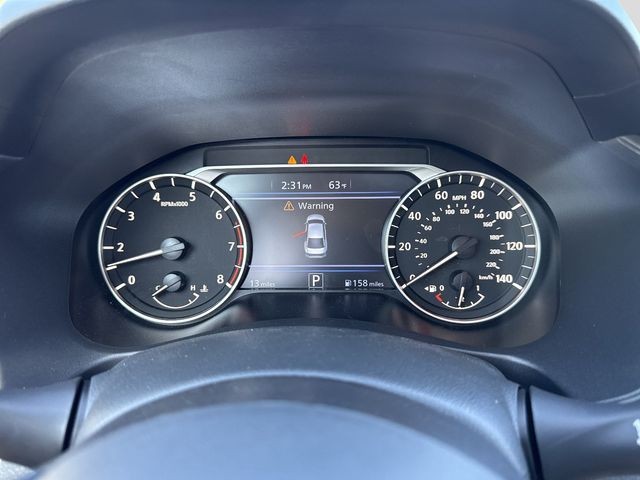 Nissan Altima Vehicle Full-screen Gallery Image 9