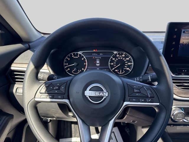 Nissan Altima Vehicle Full-screen Gallery Image 10