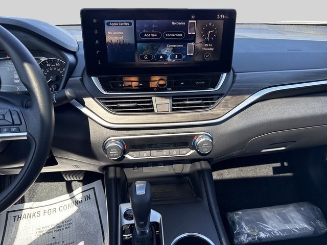 Nissan Altima Vehicle Full-screen Gallery Image 11