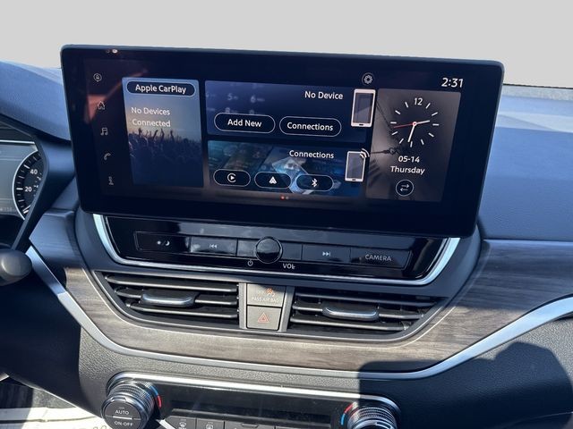 Nissan Altima Vehicle Full-screen Gallery Image 12