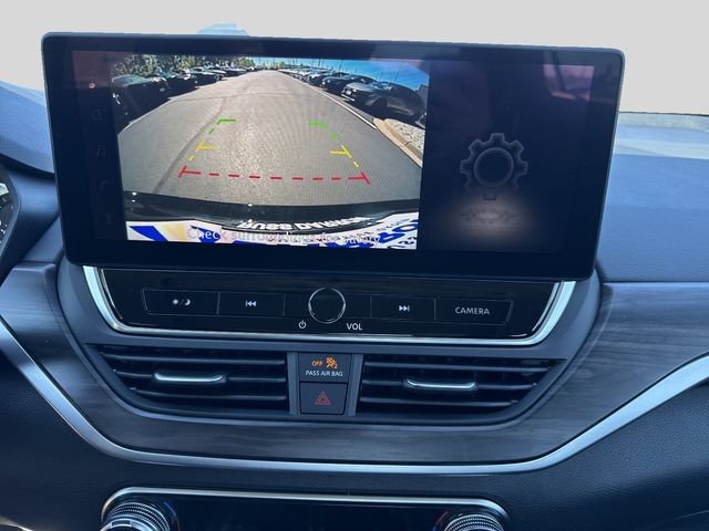 Nissan Altima Vehicle Full-screen Gallery Image 13