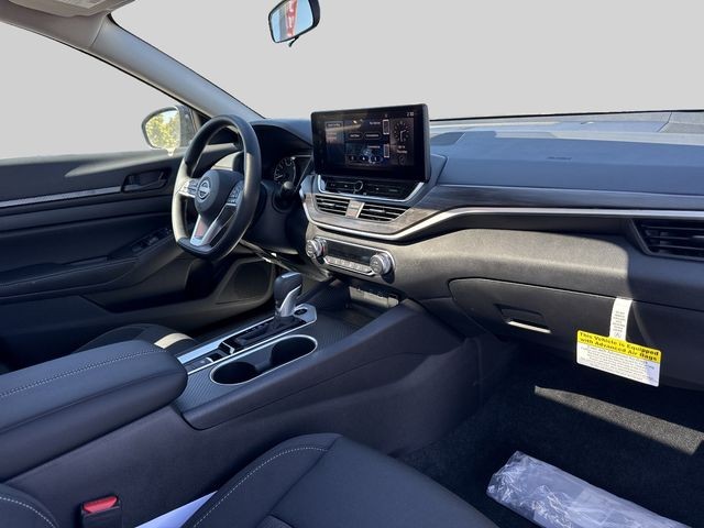 Nissan Altima Vehicle Full-screen Gallery Image 14