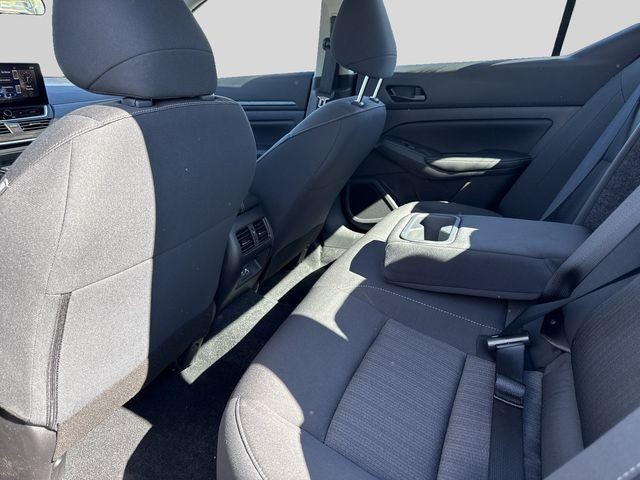 Nissan Altima Vehicle Full-screen Gallery Image 16