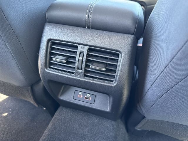 Nissan Altima Vehicle Full-screen Gallery Image 17