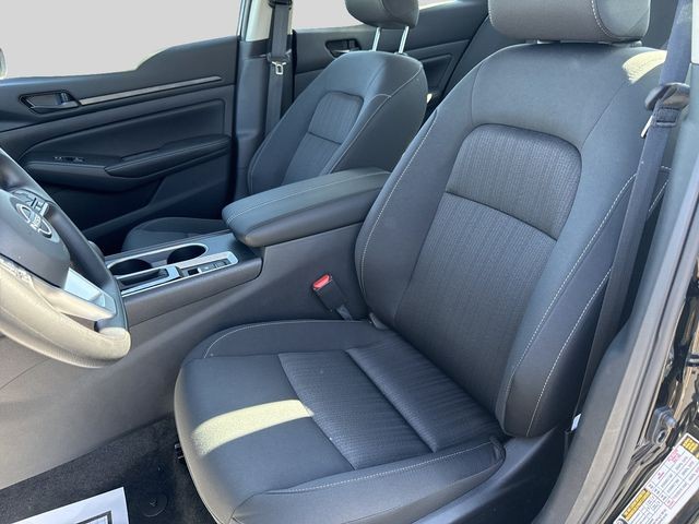 Nissan Altima Vehicle Full-screen Gallery Image 18