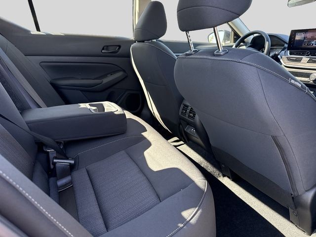 Nissan Altima Vehicle Full-screen Gallery Image 20