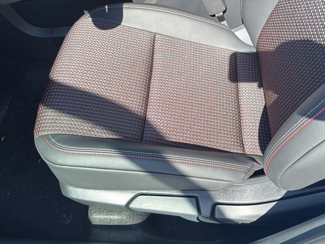 Nissan Kicks Vehicle Full-screen Gallery Image 15