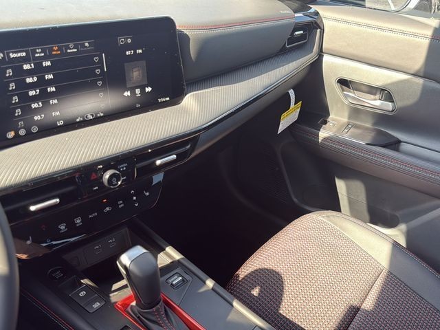 Nissan Kicks Vehicle Full-screen Gallery Image 24