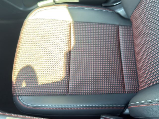 Nissan Kicks Vehicle Full-screen Gallery Image 26