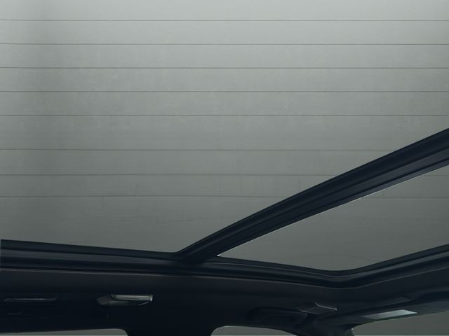 Cadillac Escalade Vehicle Full-screen Gallery Image 17