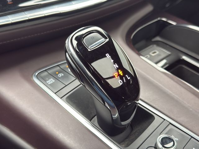 Cadillac Escalade Vehicle Full-screen Gallery Image 27