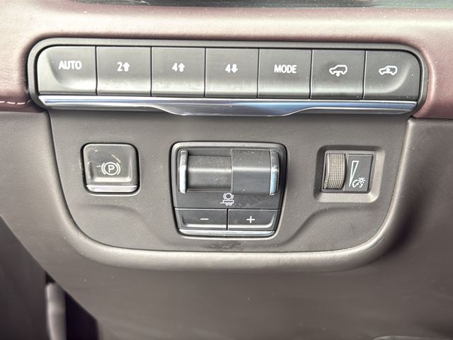 Cadillac Escalade Vehicle Full-screen Gallery Image 30