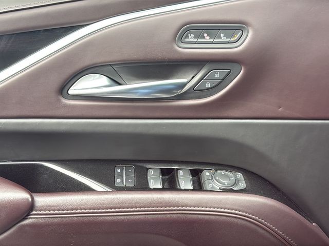 Cadillac Escalade Vehicle Full-screen Gallery Image 31