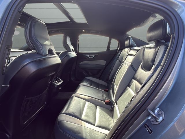 Volvo S60 Vehicle Full-screen Gallery Image 14