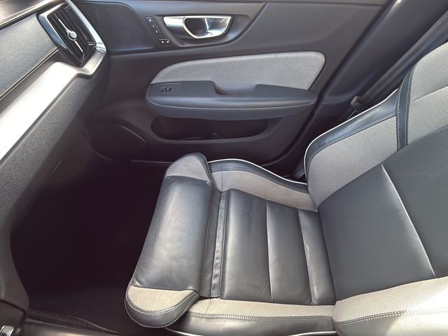 Volvo S60 Vehicle Full-screen Gallery Image 23
