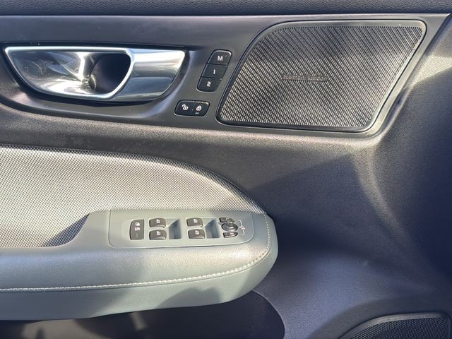 Volvo S60 Vehicle Full-screen Gallery Image 25