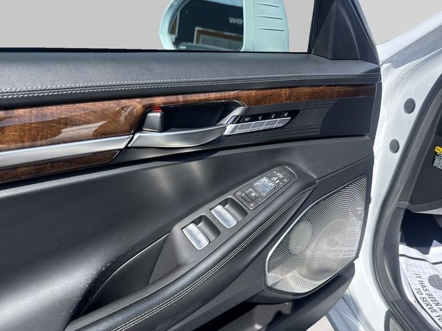 Genesis G90 Vehicle Full-screen Gallery Image 6